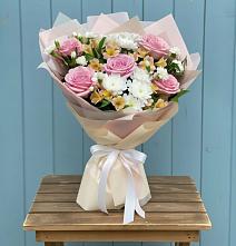 Букет цветов из:  Гвоздики, Орхидеи и Розы в Струбково