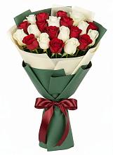 Букет Микс из красных и белых роз в Струбково
