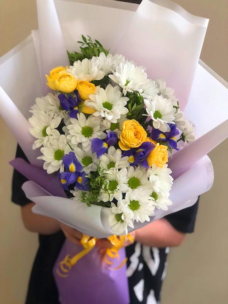 Букет цветов из: Ирисы, Хризантемы и Розы в Струбково