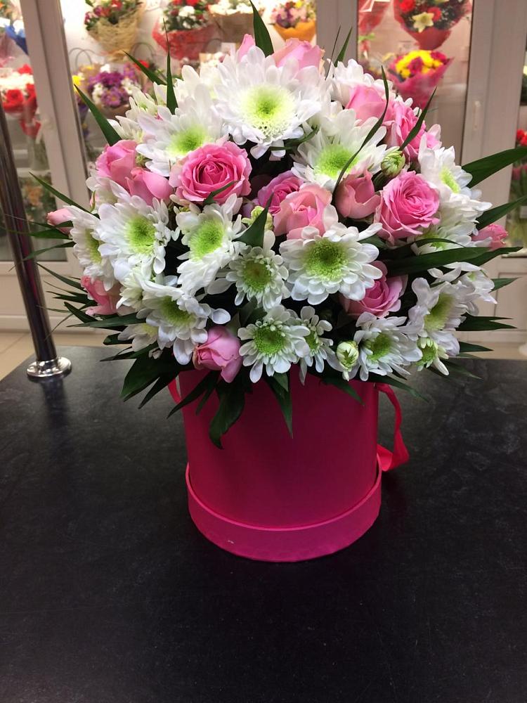 Цветочная композиция из Розы и Хризантемы в шляпной коробке в Струбково