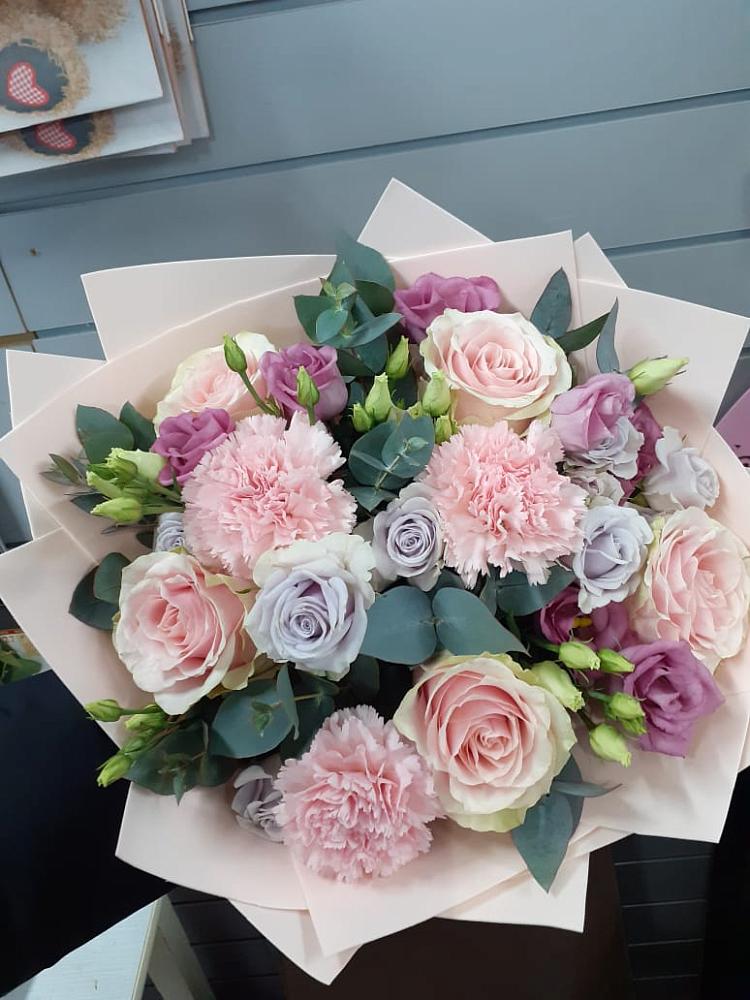 Букет цветов из: Розы, Гвоздики и Лизиантусы в Струбково