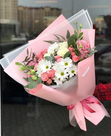 Букет цветов из: Розы, Лизиантусы и Хризантемы в Струбково